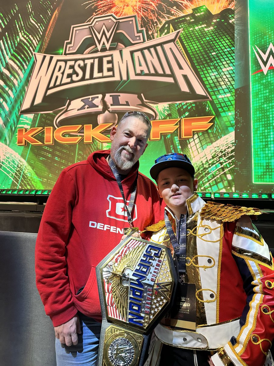 TheStorageNinja's tweet photo. Making Memories!!! #WrestleManiaXLKickoff
#WWE #TKO @onlocationexp https://t.co/G3JWDZAxg9