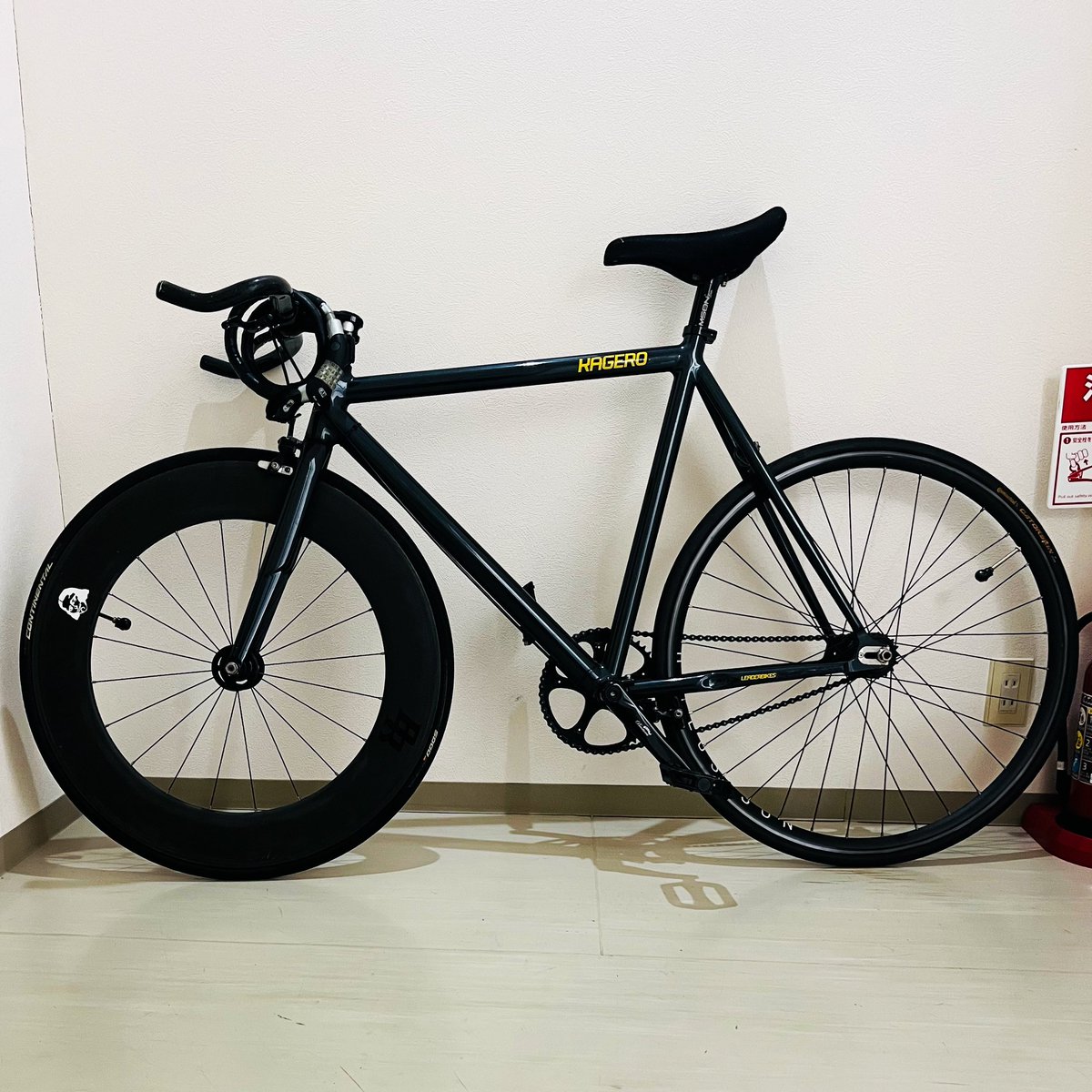 __kihou__'s tweet photo. 寒いのでついついバスで出勤しちゃう🚌#grandprix5000 
#leaderbikes #leaderbike #leaderkagero #kagero #leaderbikeskagero #blb #thomson #fixedgear #pist #fixedbike #fixed #hplussun #pedalconsumption #continental #knog https://t.co/9Q31cJOOY7