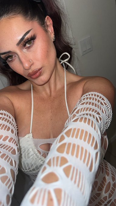 Less makeup, more freckles https://t.co/GFphv0pInQ