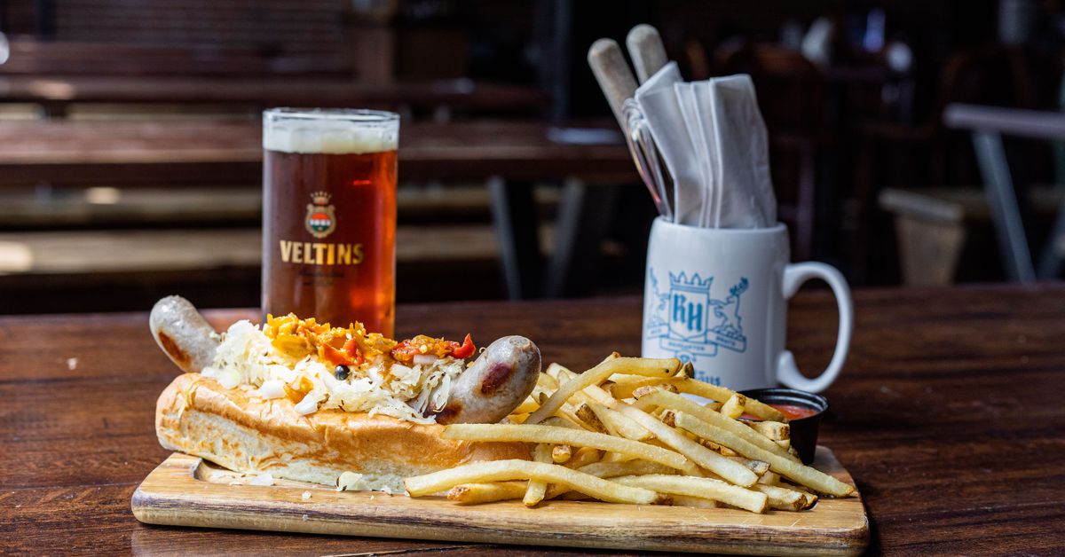 urbanexpertskco's tweet photo. 17 Winning Spots to Watch Sports in Denver https://t.co/AQsniMlJHv https://t.co/52NswNb3mo