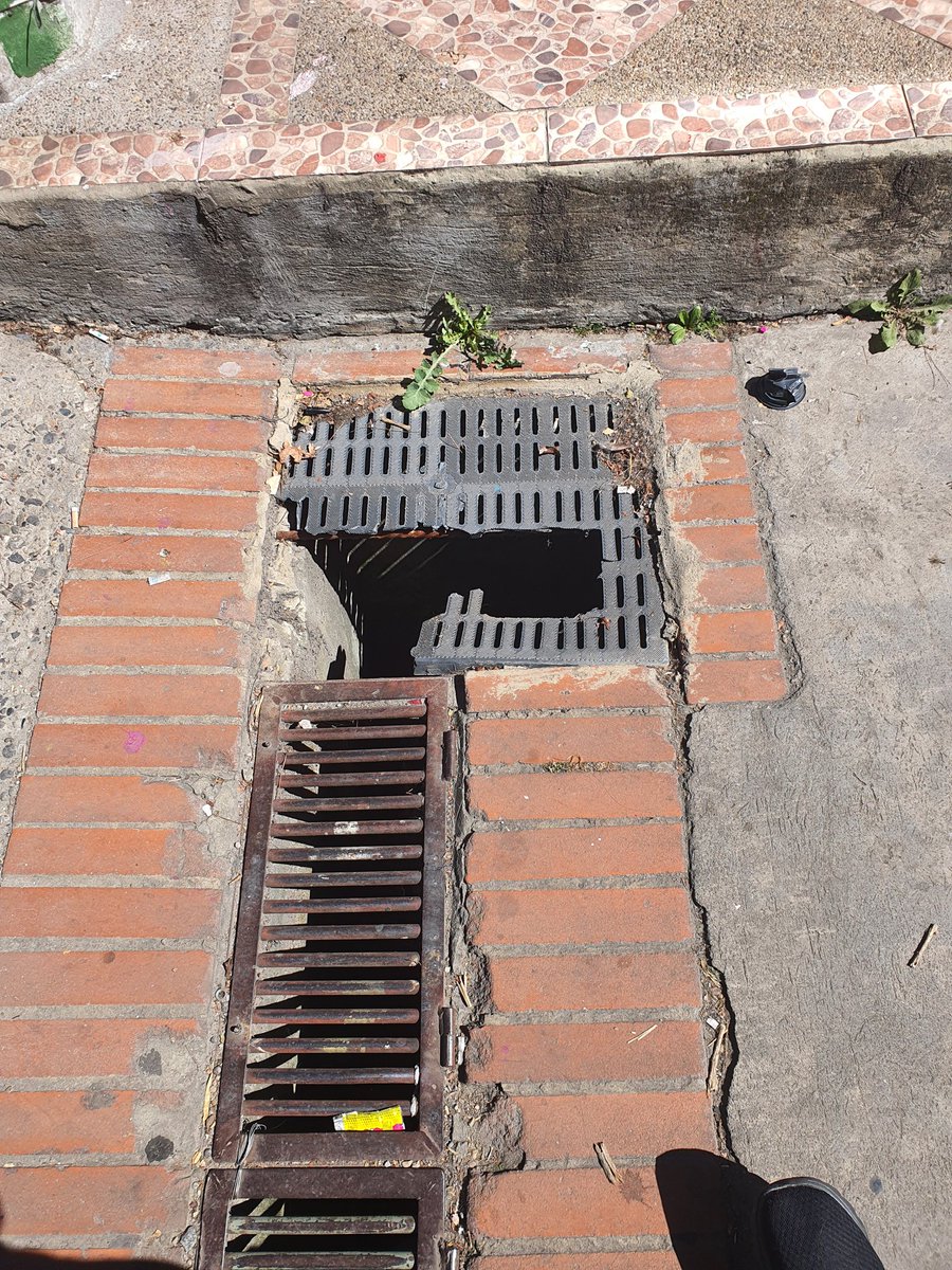 dianapgq's tweet photo. @AcueductoBogota Seguimos a la espera de la instalacion de la reja y/o tapa de desague de aguas lluvias en la Calle 151b con cra 103f en Suba, diagonal al CC Plaza Imperial, es un hueco muy profundo esta lleno de basura y esta lloviendo muy duro. https://t.co/H9wciR1g7T