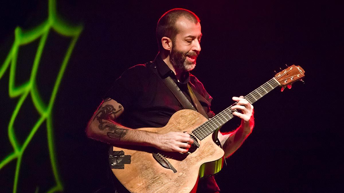 “Basically, I climb up telegraph poles late at night, tear down the cabling with my bare hands and use that to string my guitar!”: Jon Gomm on how he's using wild tunings, giant strings, and lessons from Jeff Beck's whammy work to redefine the acoustic trib.al/9g1iplc