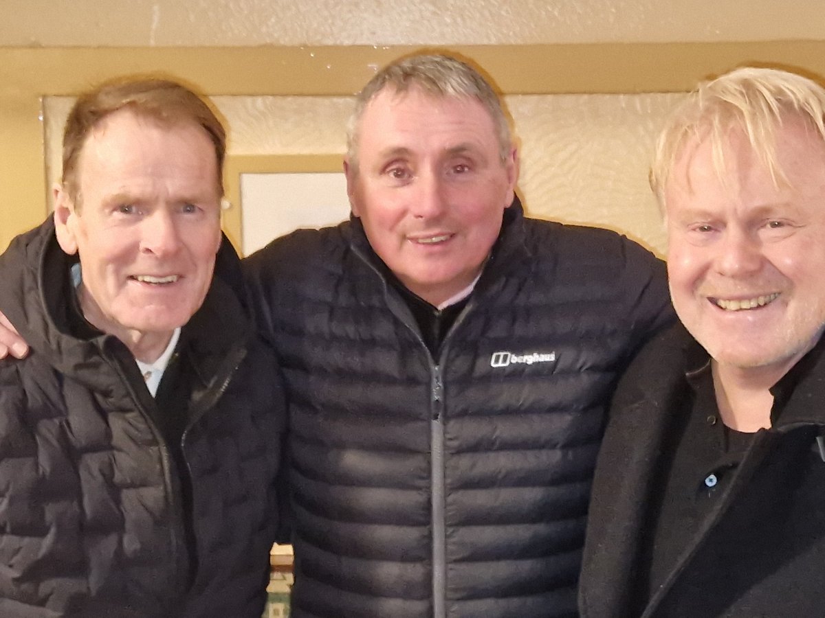 Wonderful night at Bend it Like Bertie with the hugely talented @desmclean as my ex @PartickThistle boss, legend Bertie Auld. My cousin Murdo was there as well as ex @CelticFC Tom Boyd and a lovely man you'll recognise @MattCostello7 Thanks to @kirstyannemac for organising.