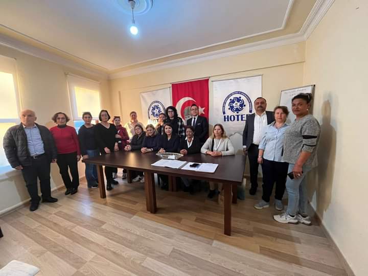 yeni_hakan's tweet photo. Alanya'da ki fuar etkinlikleri çerçevesinde, yeni faaliyete geçen Kuşadası Kat Hizmetleri Eğitim ve Dayanışma Derneği KUŞHED ve Bodrum KAHDER yönetimini HOTED merkez binamızda ve şehrimizde misafir etmekten onur duyduk. KUŞHED derneğimiz tüm camiamıza hayırlı uğurlu olsun 🧿🇹🇷 https://t.co/7C55fEpePZ