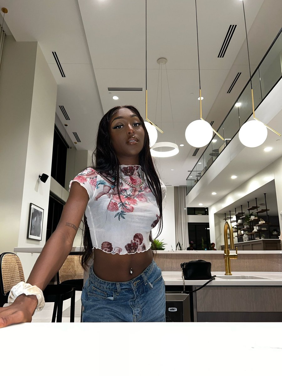 Divinethebrat's tweet photo. Me:                              Vs.                You c*ming when you see me

Findom • Humanatm • whalesub • collage brat • ownership • humiliation • ebony • joi • cucks • footfetish • cashcow • drain • edging https://t.co/Rdv82MHZaW