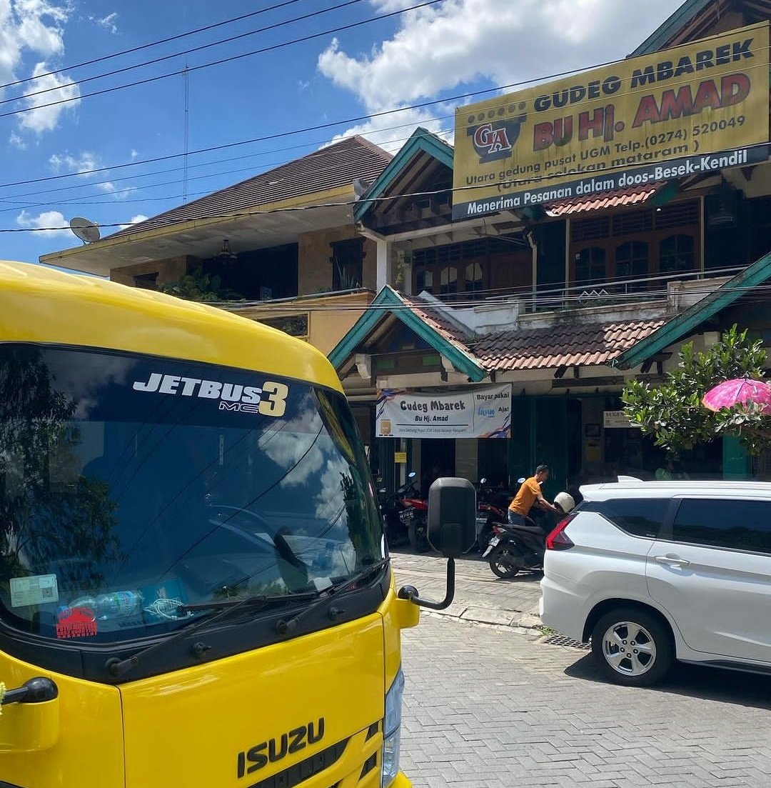 Yok sarapan gudeg bareng ...buat kalian yg pngen makan gudeg tp yg ga kemanisan aku rekomen dah mkn di Gudeg bu amad utara UGM...monggo maem... #Goodmorning #Sarapanpagi #Gudegjogja #jogjakarta