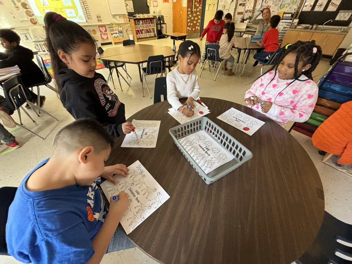 WE’RE 💯 DAYS SMARTER! Our day was filled with lots of 100 things (hats, cups, words, dots) can’t wait to keep watching their brains grow!❤️
