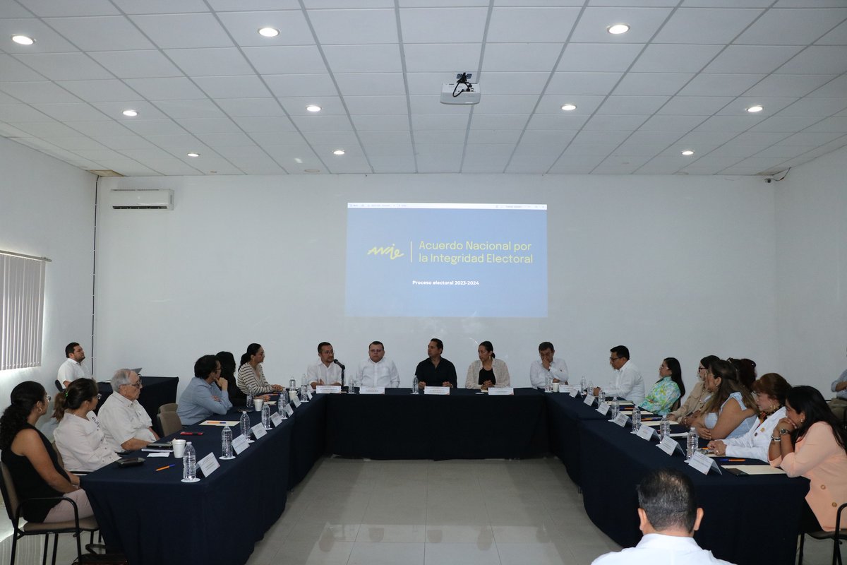 IEPACYucatan's tweet photo. Hoy el Presidente del #IEPACYucatán, Moisés Bates Aguilar, llevó a cabo la firma del Acuerdo Nacional por la Integridad Electoral en la Región Sureste, con el objetivo de promover la participación activa de la sociedad civil en la vigilancia del proceso electoral. https://t.co/c9HnfqCQk9
