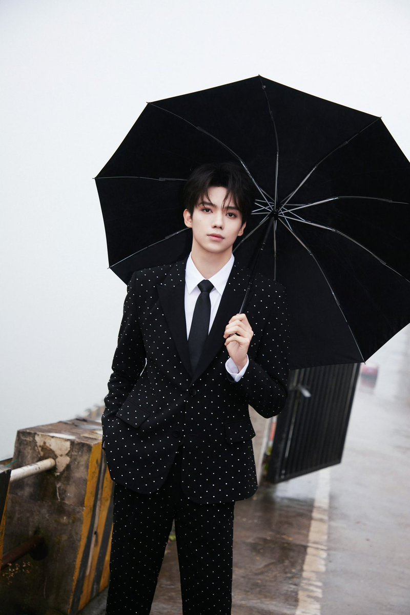 #LuoYizhou in two looks for the 2024 Chuanyu Spring Festival Gala

More - weibo.com/2953908224/499…
weibo.com/2953908224/499…