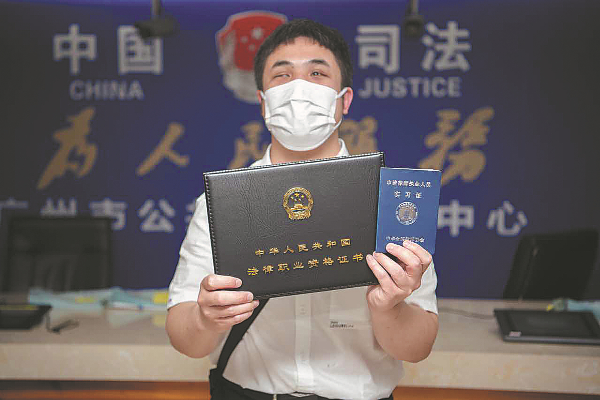 iGuangdong's tweet photo. ☄️🌟Pan Mingjing, 36, has officially become the first blind lawyer in #Guangzhou. Previously, he worked as a masseur in an urban village in the southern metropolis for two decades.

He now works at the Guangzhou Kingpound Law Firm. 👉👉https://t.co/l0E8Lkxt6R #GDstories https://t.co/uRWYMTShCp