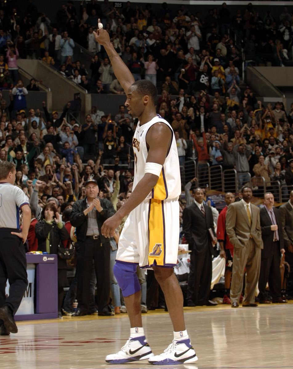 kobehighlight's tweet photo. Kobe Bryant’s (first) statue is walking off from the 81 point game. https://t.co/9bQiTVhkxE