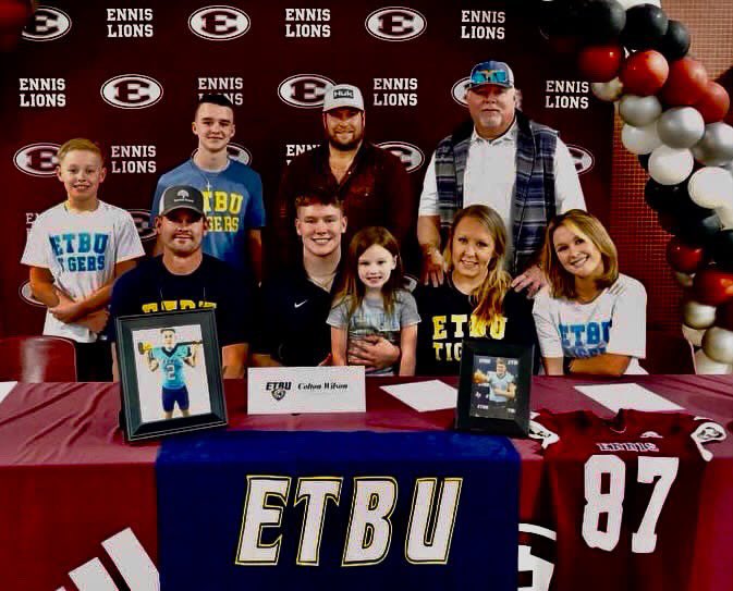 Cjw_3232's tweet photo. Done deal🤝🖋️#GOTIGERS #elevate 
@ETBUCoachRu 
@ETBU_Football 
@Coach_MasonETBU https://t.co/dKi9tnAAX4