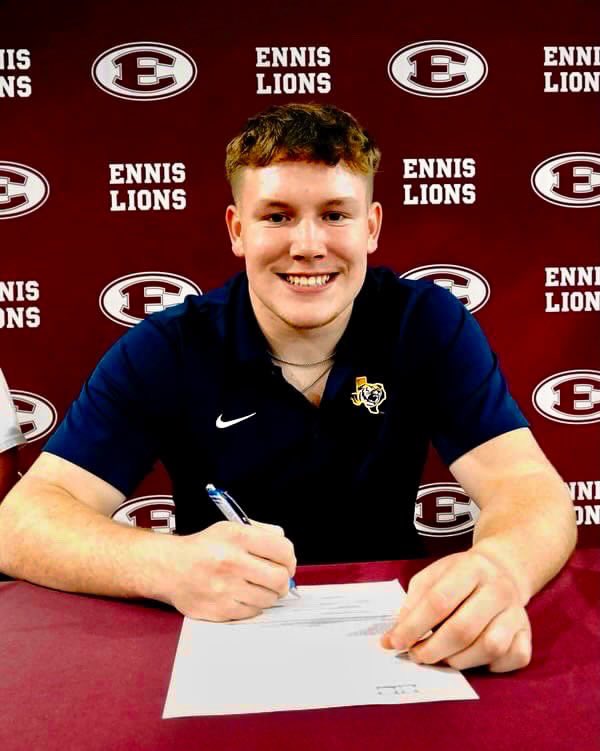 Done deal🤝🖋️#GOTIGERS #elevate 
<a href="/ETBUCoachRu/">Coach Ruzicka</a> 
<a href="/ETBU_Football/">ETBU Football</a> 
@Coach_MasonETBU