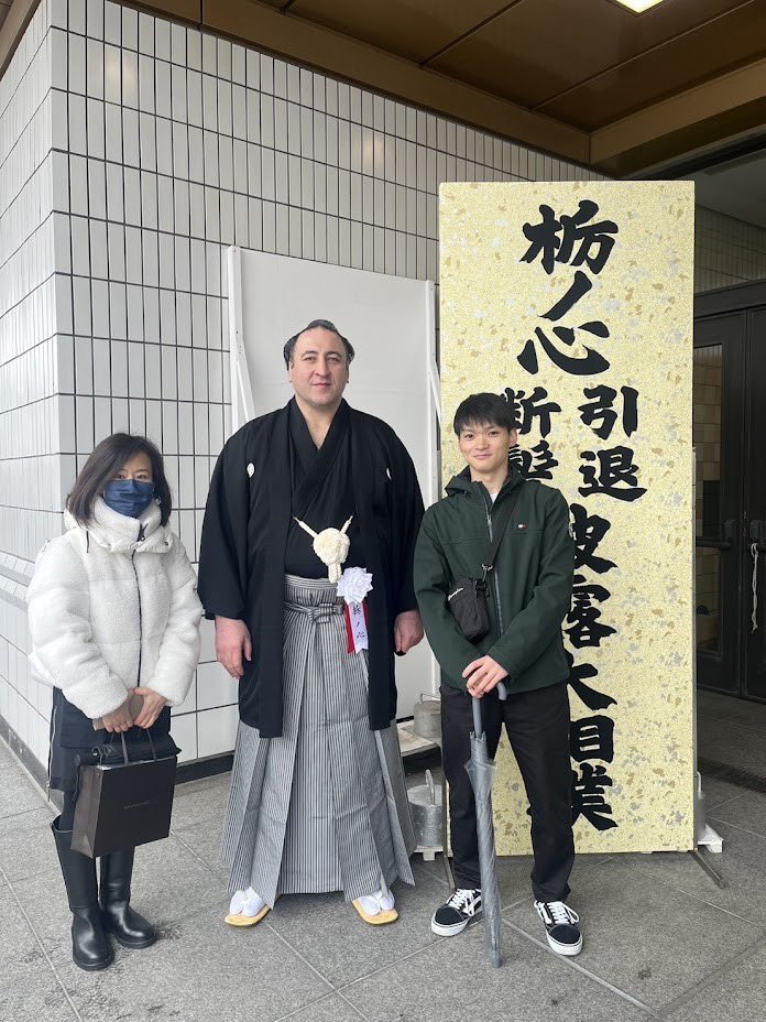 andmaskofficial's tweet photo. 先日、元大関 #栃ノ心 である #レバニゴルガゼ さんの引退・断髪披露大相撲ご招待いただきました。
栃ノ心は、ジョージア出身力士として初めての優勝を果たした方。
当日はティムラズ・レジャバ駐日大使がとても流暢な日本語でとても感動的なスピーチをし、涙ぐむ栃ノ心は印象的でした。
#andMask https://t.co/Zm2e4kBOlm