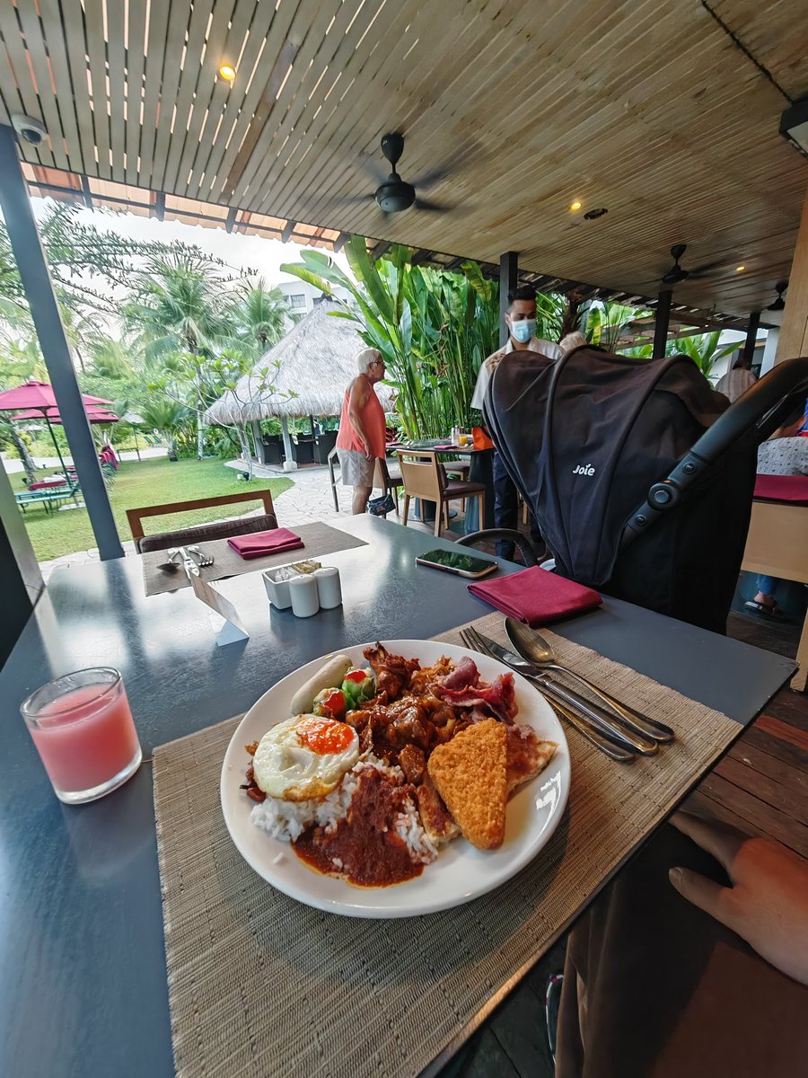 AfiqLokmann's tweet photo. Breaky with the baby while waiting her Mummy taking quite a time taking the food 👩🏻  👧🏻 https://t.co/p9B9jVUFzI