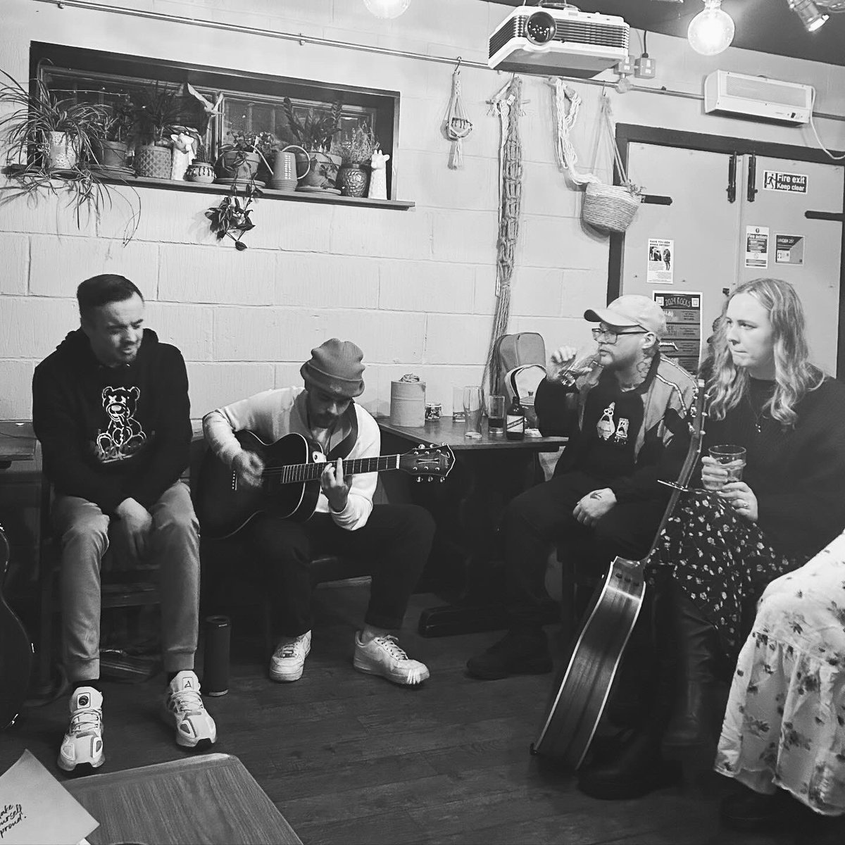 Laura Waters tweet media