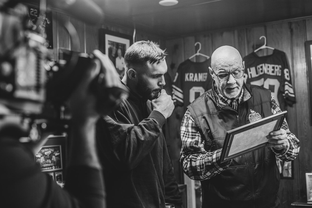LindseyMNSports's tweet photo. A pair of @Vikings Legends. 

A few weeks ago, @harrismith22 visited @PaulKrauseHOF at his garage in Elko New Market to talk cars, vintage finds and, of course, football. 

Read the full story here: 
https://t.co/eGRdeq13TW https://t.co/Uf3PYK3ZdD
