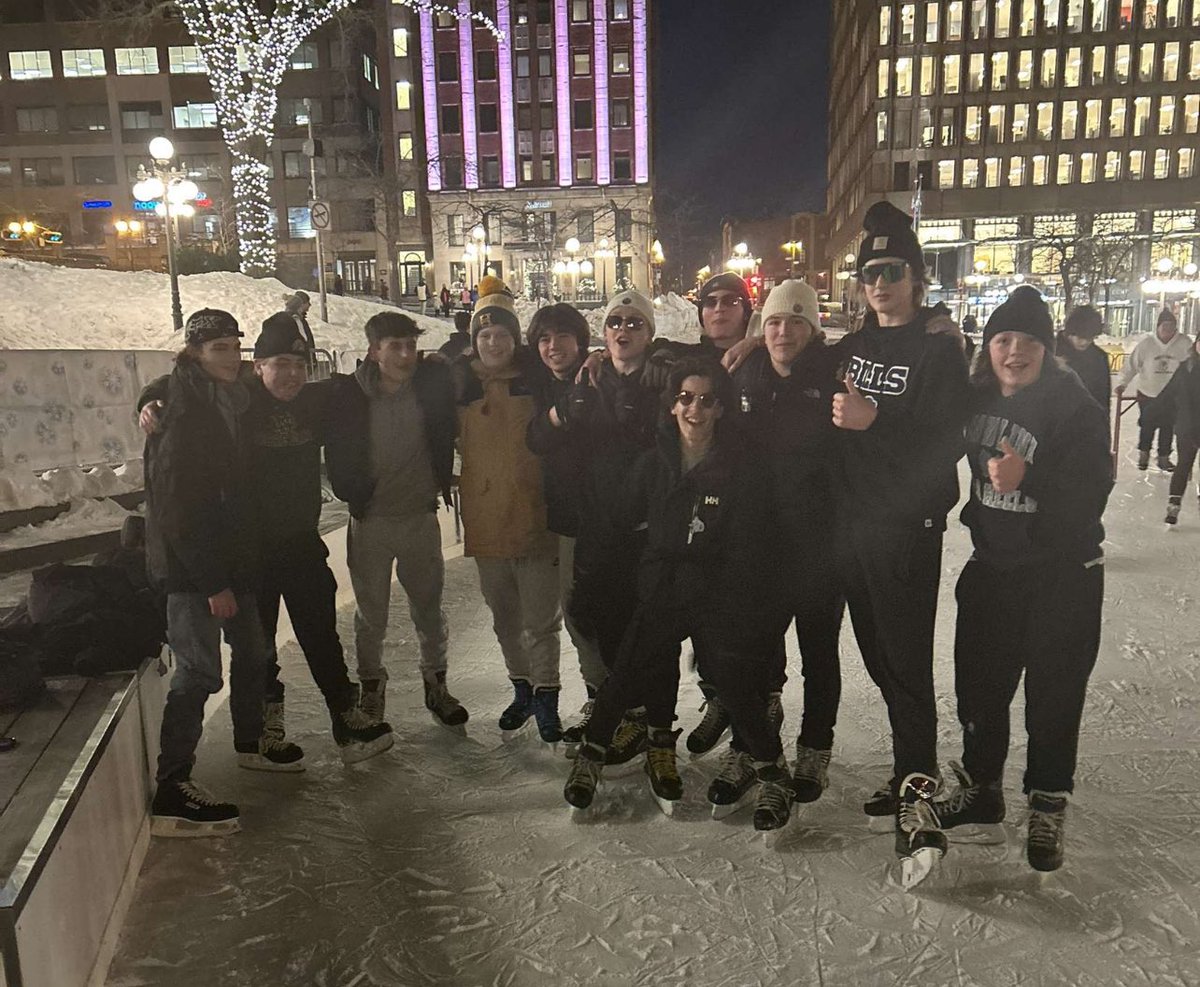 MmePaceFSL's tweet photo. Ce soir on a fait du patinage à La Pace D’Youville @assumptionlion https://t.co/8nl92gkHhN