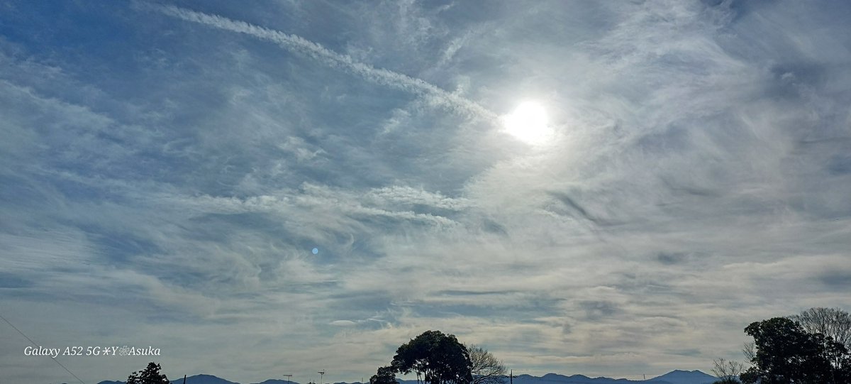 yumeasutw's tweet photo. #青空 に #巻雲 が広がり #飛行機雲 が長く残る冷えた金曜日の朝☀️༄༅
日陰の #残雪 ⛄

予想最高/最低気温🌡️11℃/-2℃
晴れ時々曇り☀️/☁️
お洗濯日和👕👖日が差したり陰ったり午前中と夜は雲が多そうです。

#イマソラ #朝空
#空の名前
#天気の図鑑 #雲の超図鑑
#気象のはなし
#a2024  #a0209 #a202402 https://t.co/OKRlslV0pP