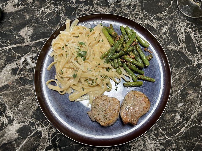Do you cook? I make amazing food. 🤤 https://t.co/bao4QhFEZb