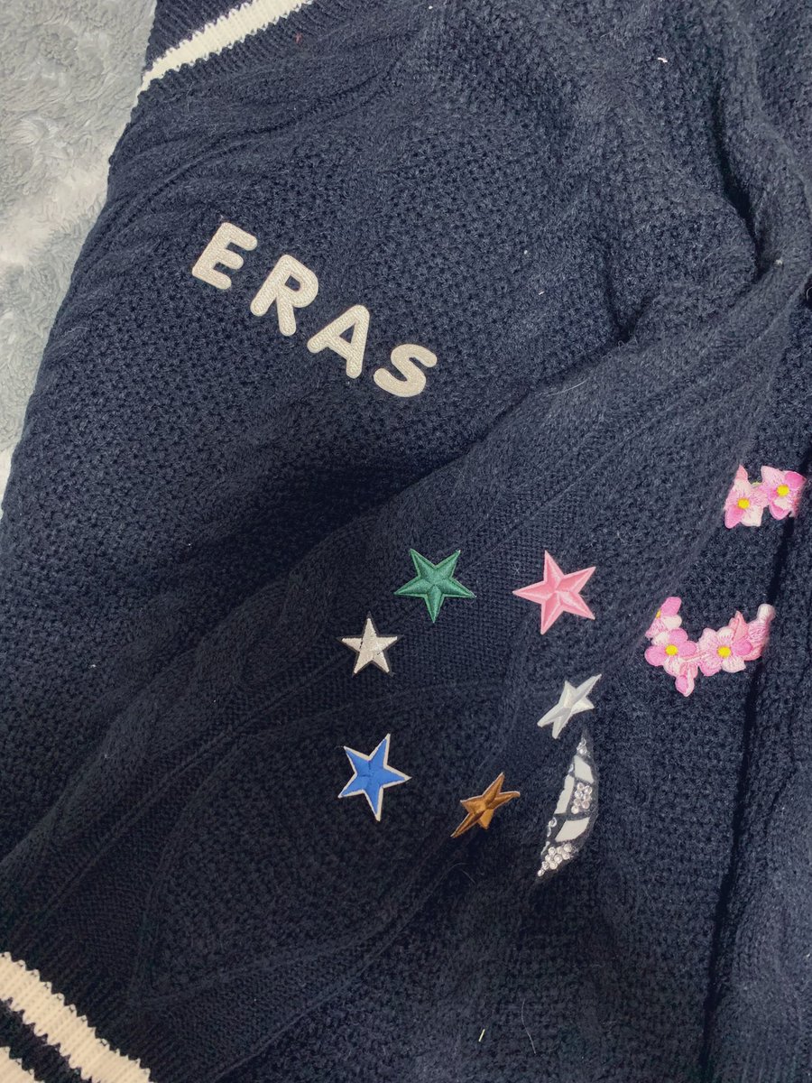 mmtay1213's tweet photo. やっと完成した〜！
今日か明日着ていきます😭

半年？程かけた
"eras tour cardigan"です

 #TokyoTSTheErasTour 
#TSTheErasTourTokyo 
@taylorswift13 @taylornation13 @TSwiftNewsJP #TaylorSwift        
#TaylorSwiftTheErasTour
#TheErasTour https://t.co/iG3ozQ4G3m