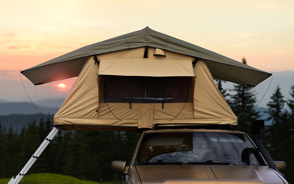 QRV_insurance's tweet image. Sleep under the stars without sacrificing comfort. Rooftop tents offer the perfect stepping stone to nature immersion and stargazing. Before you take the plunge, here's everything you need to know about them.

🔗: ow.ly/MlXf50Qxo60

#RooftopTent #CarCamping #TruckCamping