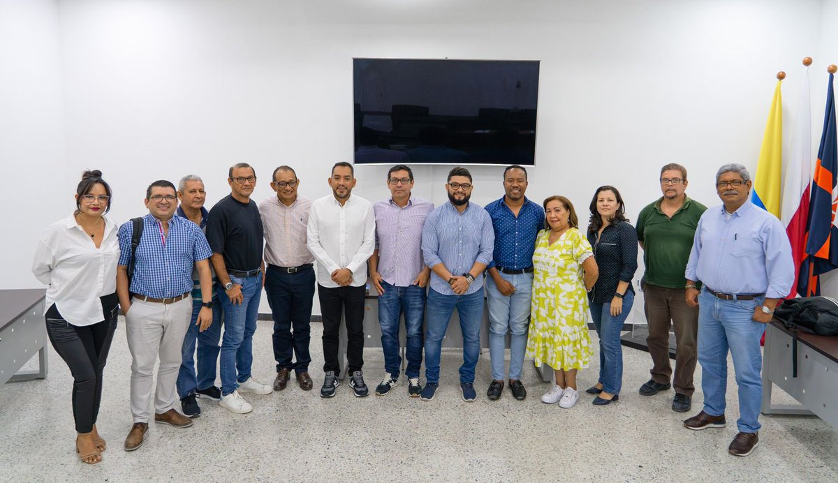danilohernandez's tweet photo. En grata reunión con los representantes de los profesores de la @udeatlantico, establecimos puntos comunes para trabajar por la universidad del futuro. Nuestro compromiso, como docentes de planta, es el de avanzar en excelencia, garantizando pertinencia y sostenibilidad. https://t.co/yIAWqQ0kRg
