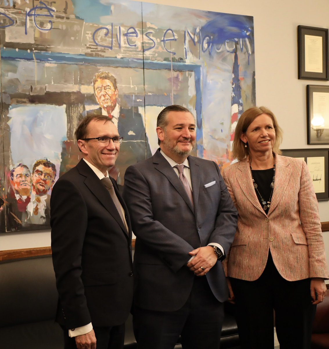 Critical time for Norwegian FM @EspenBarthEide to have productive meetings in US Congress with senators Rounds, Graham, and Cruz, emphasizing the importance of continued support to Ukraine.