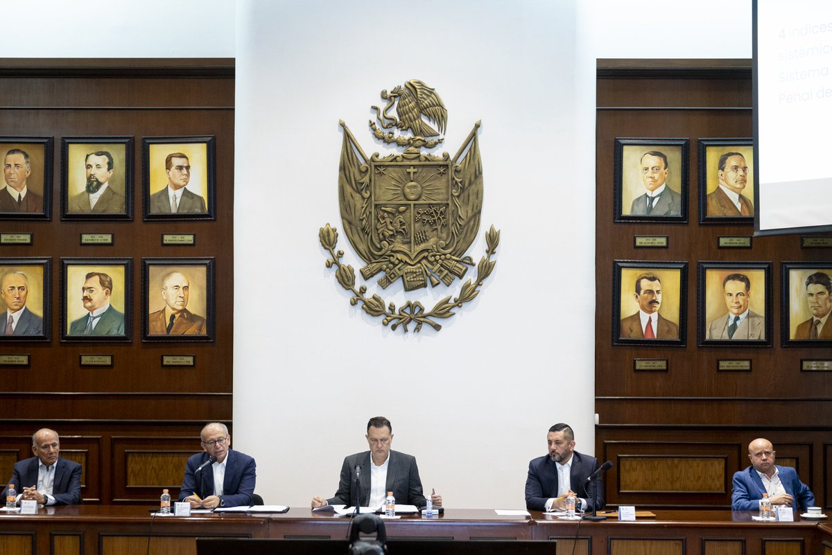 Dr_JuanMartinGT's tweet photo. 🧵(1/3) Conforme a la Ley, el gobernador @makugo encabezó la sesión de la Comisión para la Evaluación de la Operación del Sistema de Justicia Penal Acusatorio, donde se aprobó por unanimidad la agenda estratégica de trabajo 2024. https://t.co/5LpjXyg1lN