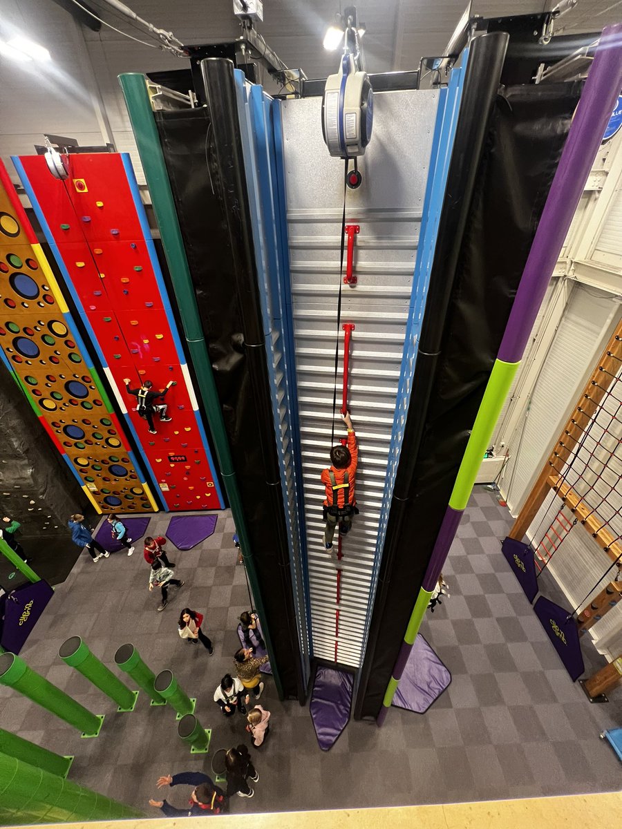 BISWashington's tweet image. Day 3: Another successful day on the slopes and topped it off with arcades, clips, and climbing! 🏂🧗♂️
#visionsineducation #BISW #NAE