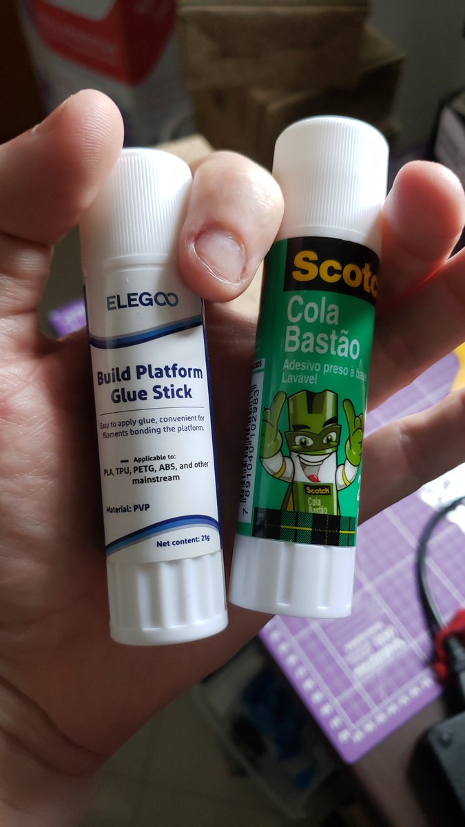 Danilo_Castro's tweet photo. Estava tendo problemas com a impressão de peças pequenas na hora de fixar na mesa da impressora 3d, só usando cola bastão e achei uma que funciona muito bem por um preço excelente, sai fácil, só lavar com água e detergente neutro. https://t.co/AZJtTi5S1s