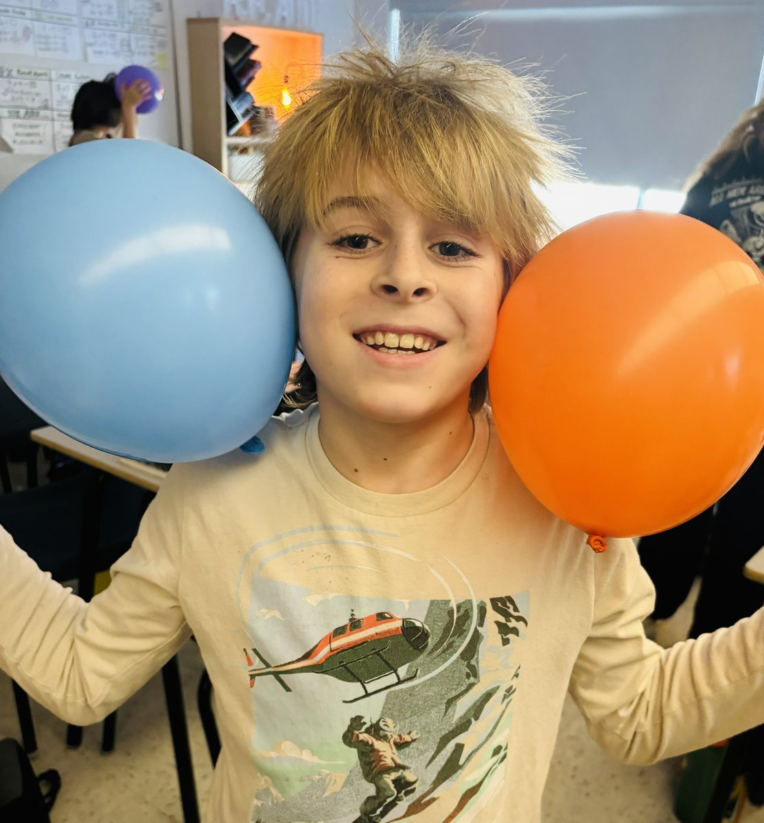 RobynBent79's tweet photo. Experimenting with static electricity in 604 today @GPVanierJH! https://t.co/y97lxjZBOZ