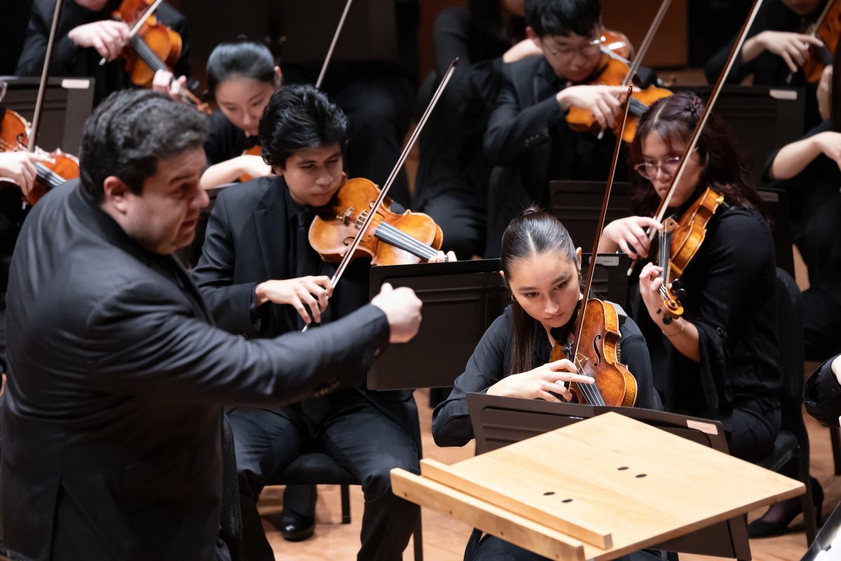 In January Tito Muñoz made his conducting debut with the Juilliard Orchestra! The music director of the Phoenix Symphony and an alum of Juilliard’s MAP, Muñoz brought Silvestre Revueltas’ Sensemayá, Prokofiev’s Piano Concerto No. 2, and Petrushka to Alice Tully Hall.