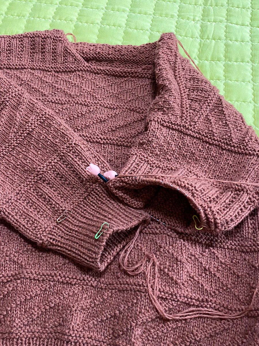 knittingmango's tweet image. 친정집와서 틈틈이 뜨개 중٩(๑❛ᴗ❛๑)۶ 우리집 작은 인간과 조카님들은 남자들이 데리고 놀이터가서 조용하다🌝