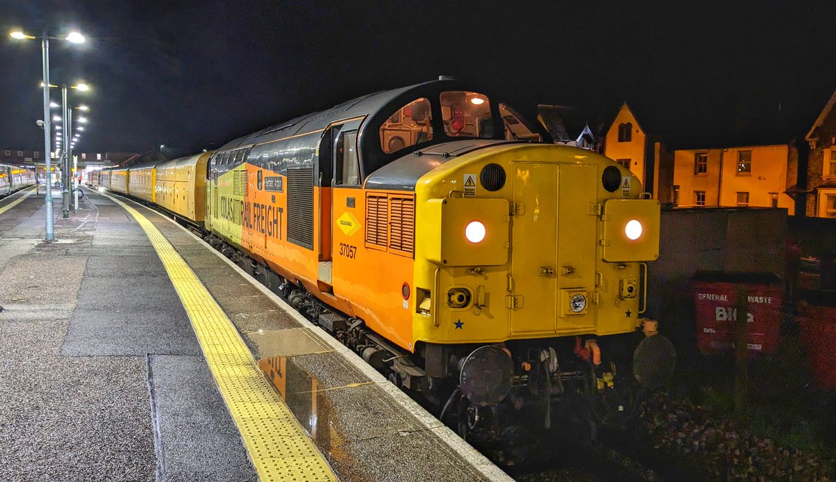 JohnWaddo's tweet photo. Some nocturnal split box tractor action for me at silly o'clock this morning 😅
The beast that is 057 stands at Littlehampton ready to depart with 3Q23.
☕ & 😴 Have a good day all.
@TheGrowlerGroup
#lifeontheironroad #splitboxtractor https://t.co/ZKcspSSc1R