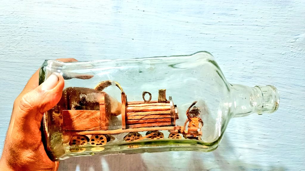 கண்ணாடி பாட்டில் மரக்கட்டை மற்றும் தேங்காய் ஓடினால் செய்யப்பட்ட புகைவண்டி... Unique handmade coconut shell and wooden crafted steam engine train and Rider inside unbroken glass bottle #handcrafted #annamalai #bharath #VandeBharat #unique