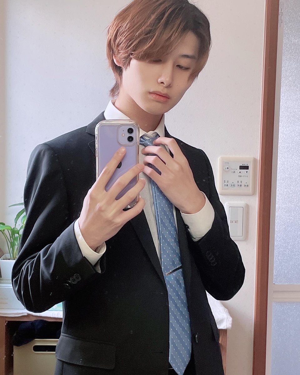 Lippy_aaa_1119's tweet photo. ネクタイ結ぶの難しいな💭 https://t.co/myQ6jzFeqE