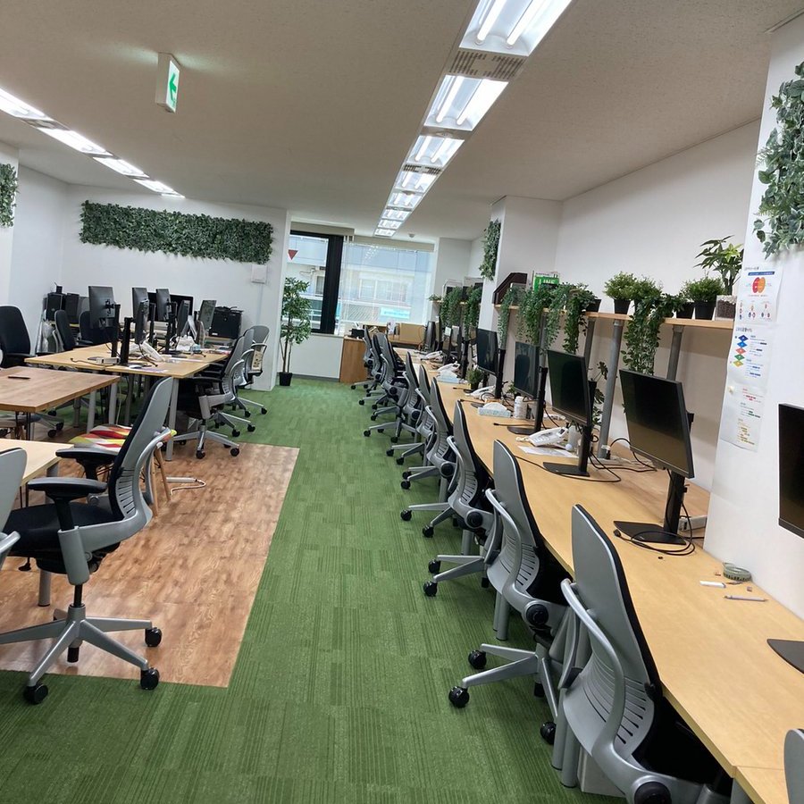 unizonbex's tweet photo. 【📣会社のご紹介】
今日からオフィスや福利厚生など会社のご紹介をしていきます！

▼第一弾はオフィスのご紹介！

気分に合わせて働ける3つのフロア✨
・グリーンが多くゆったりした雰囲気
・モノトーン、仕切りありで集中しやすい
・バーカウンター併設の隠れ家風

MacBook貸与・フリーアドレスなので
ディレクター/デザイナー/エンジニア、職種の違うメンバーがコミュニケーションを取って働いています！

恵比寿駅から徒歩2分で通勤も便利です♪
#会社案内 #会社紹介