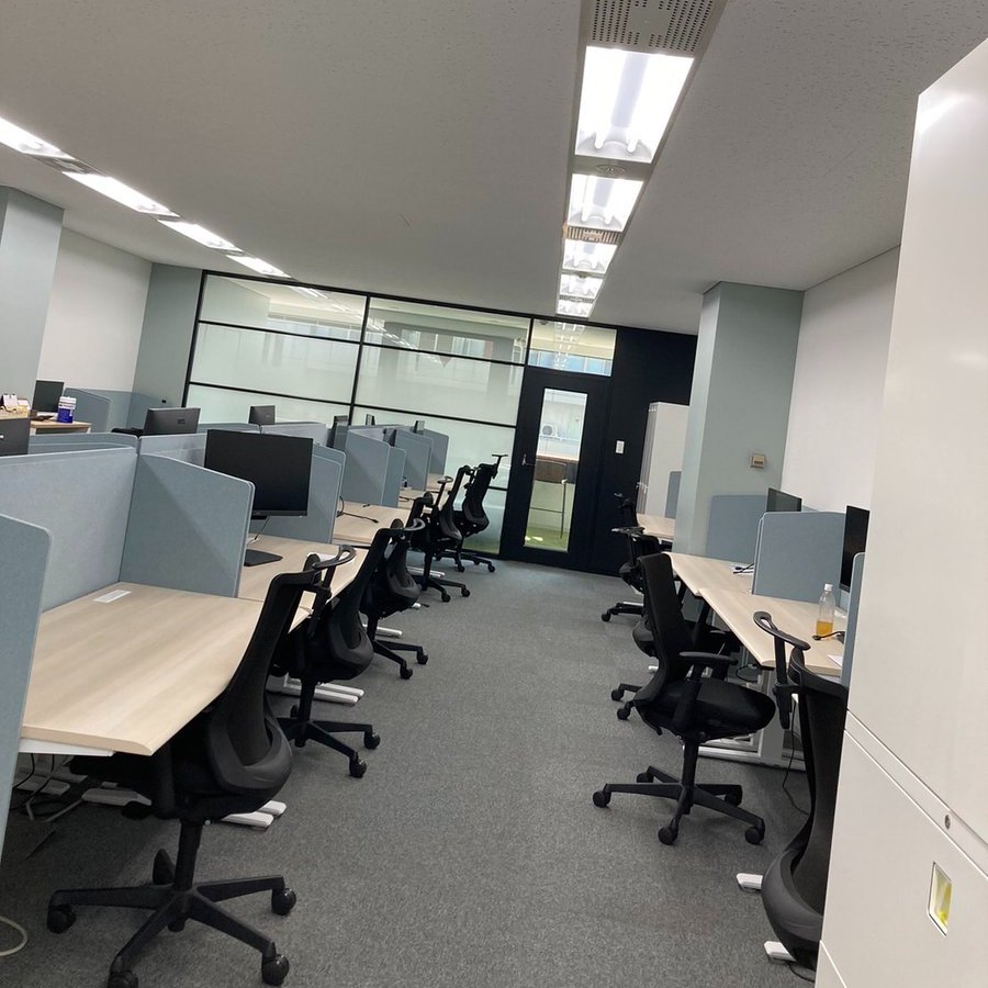unizonbex's tweet photo. 【📣会社のご紹介】
今日からオフィスや福利厚生など会社のご紹介をしていきます！

▼第一弾はオフィスのご紹介！

気分に合わせて働ける3つのフロア✨
・グリーンが多くゆったりした雰囲気
・モノトーン、仕切りありで集中しやすい
・バーカウンター併設の隠れ家風

MacBook貸与・フリーアドレスなので
ディレクター/デザイナー/エンジニア、職種の違うメンバーがコミュニケーションを取って働いています！

恵比寿駅から徒歩2分で通勤も便利です♪
#会社案内 #会社紹介