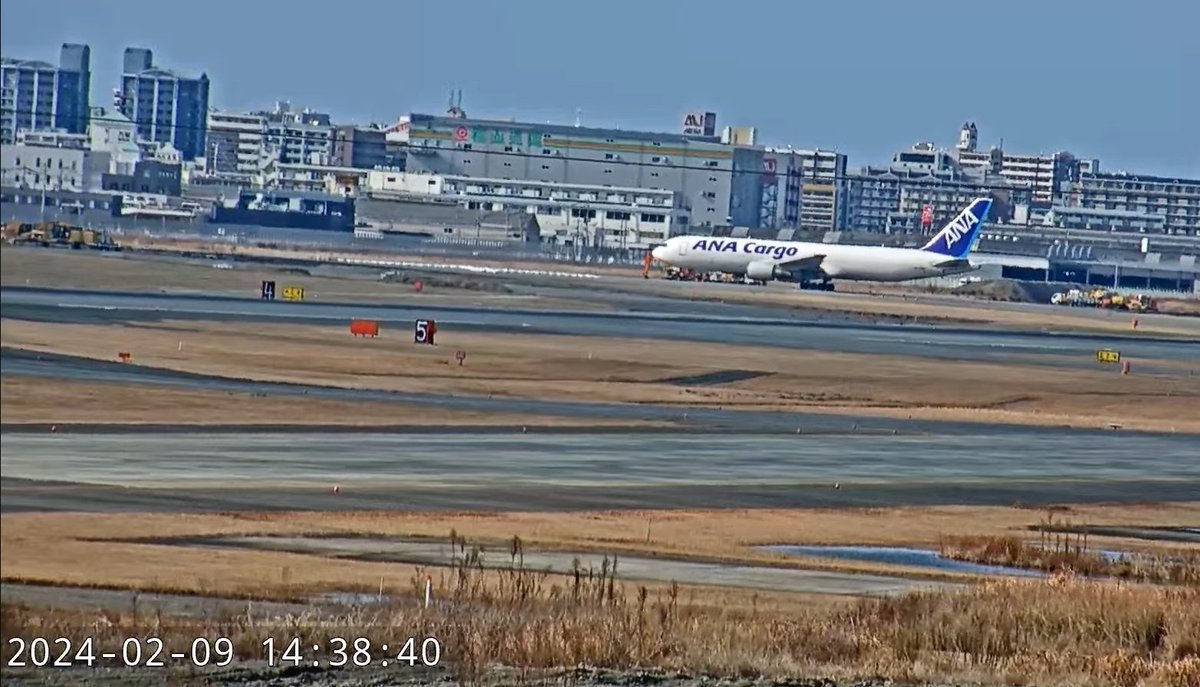 4iuv3KDdMn1YDx5's tweet photo. ANAcargo　関空より飛来
#福岡空港ライブカメラ
#福岡空港
#ANAcargo
#B767
#JA604F https://t.co/VYhdbRfHgC