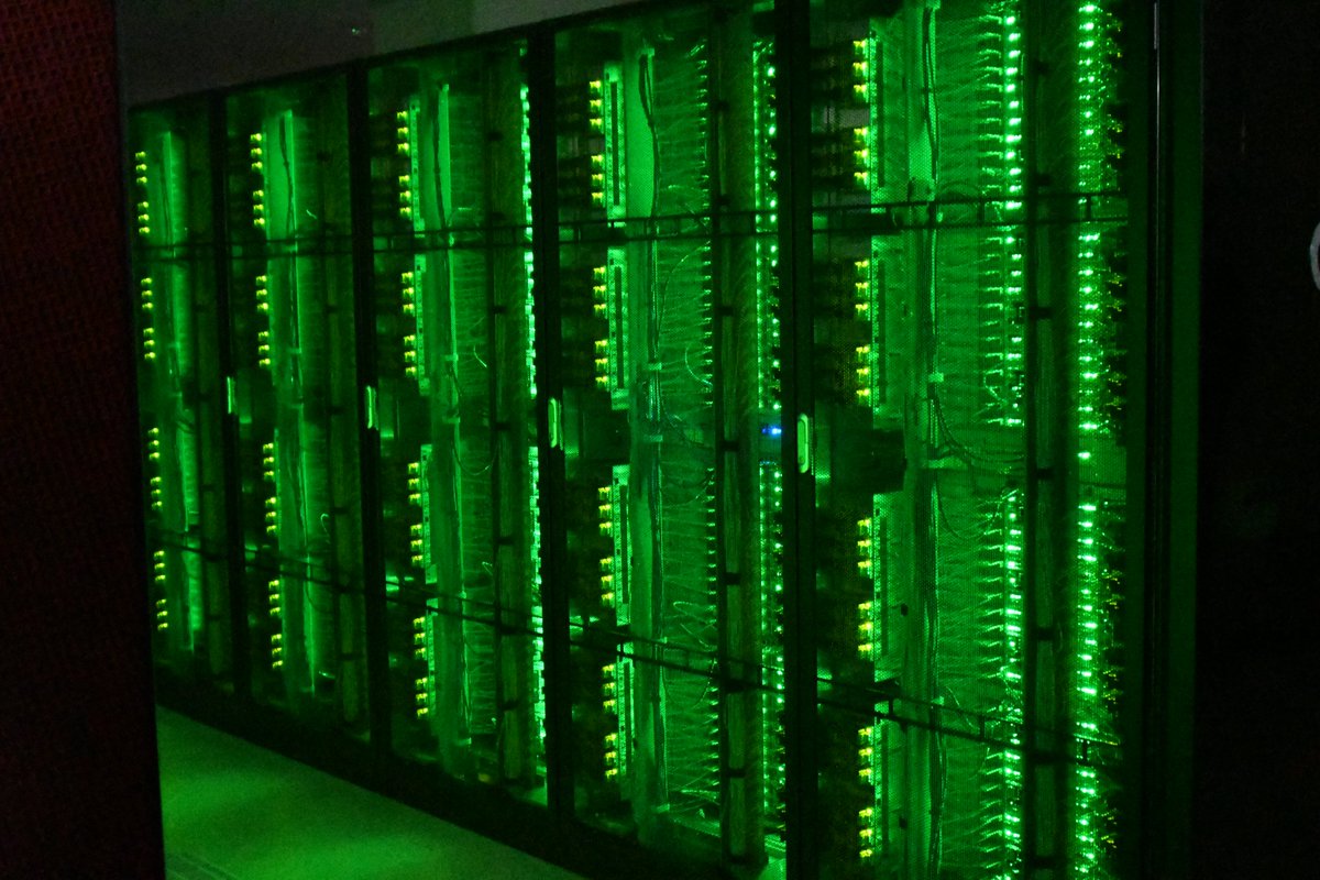 部屋を真っ暗にしていただきました🌙 東大のスパコンWisteria/BDEC-01 緑のライトが綺麗です🥰