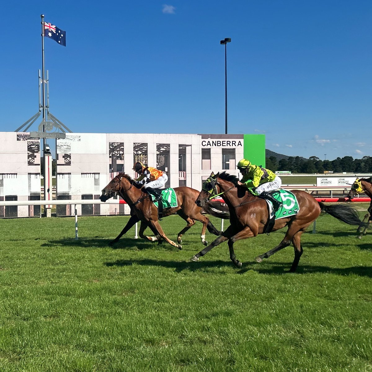 Rouge Lune digs deep to get the better of Dorami and a fast-finishing Bon Frankie in a thrilling @tabcomau Federal💪 The talented Natalie Jarvis (@thorotek) trained galloper registers career win number 4 from just 12 starts underneath Alysha Collett who now has a double 👏