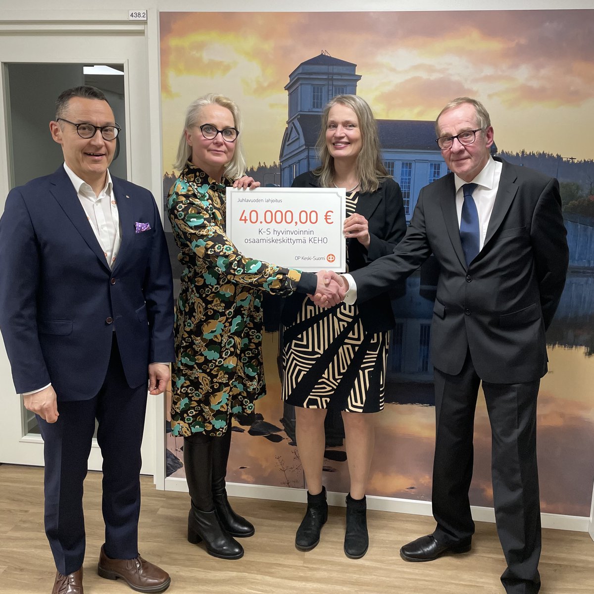 Lahja keskisuomalaiselle hyvinvointityölle 🌹 
KEHOn edustajina Päivi Fadjukoff ja Jukka-Pekka Mecklin ottivat vastaan OP Keski-Suomen lahjoituksen. 
#ksop120 #ksop120vuotta #yhteiskuntavastuu ⁦<a href="/KehoFinland/">Keski-Suomen hyvinvoinnin osaamiskeskittymä</a>⁩ #hyvinvointitekoja #elämäsitarinoissa