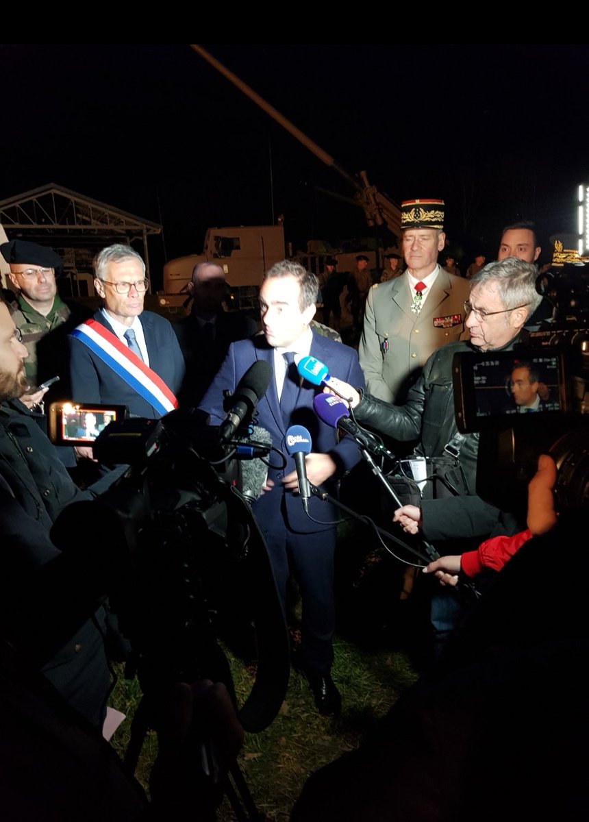 BrunoBrugnacchi's tweet photo. Visite du ministre des armées @SebLecornu à #Varces au 93è Régiment d'Artillerie de Montagne pour une démonstration des canons Caesar @armeedeterre @Prefet38 @CDC_93eRAM https://t.co/ZeFdHJiv7q