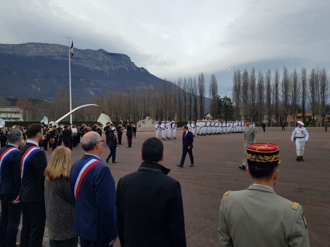 BrunoBrugnacchi's tweet photo. Visite du ministre des armées @SebLecornu à #Varces au 93è Régiment d'Artillerie de Montagne pour une démonstration des canons Caesar @armeedeterre @Prefet38 @CDC_93eRAM https://t.co/ZeFdHJiv7q