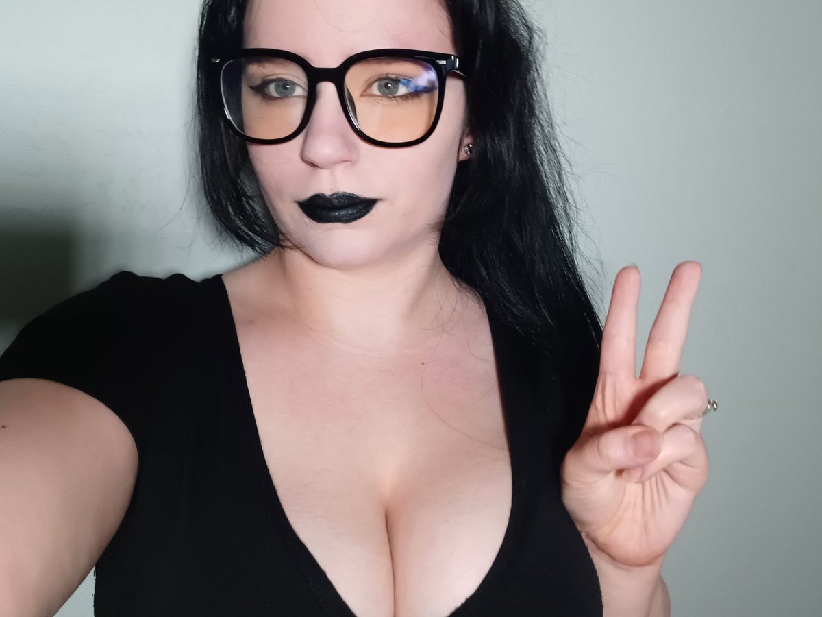 Pov: Your office gets a cute new goth secretary. 
100 likes and 25 retweets for tits out version 😘
#gothgirl #bigtitties #onlyfans