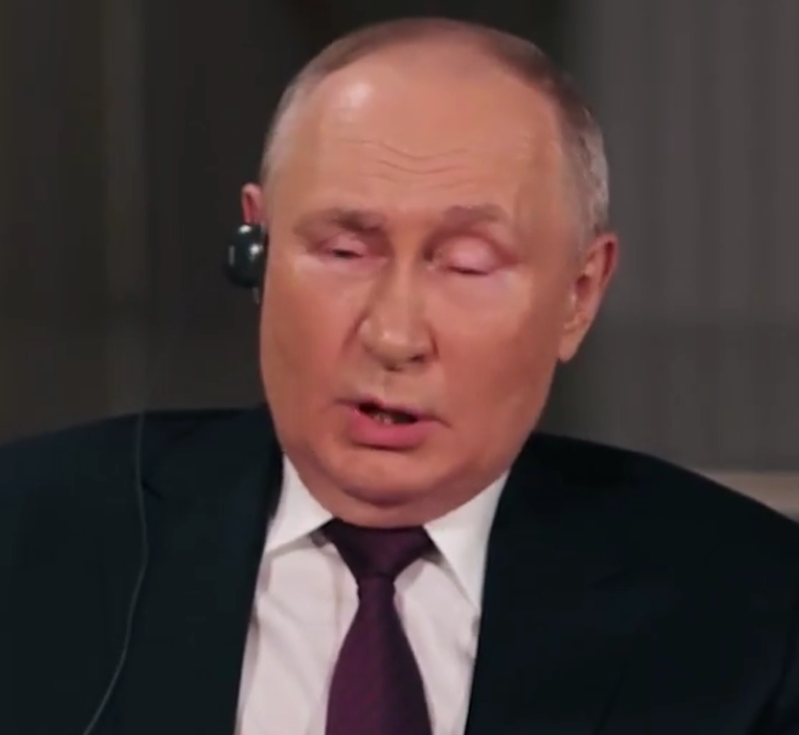 jeanaugmente's tweet photo. Les comploplos se gargarisent de l'entretien de @TuckerCarlson avec V. Poutine.
Cela ne durera pas :
On voit parfaitement sur cette image que le dictateur est en phase terminale de son 7e cancer. Il semble d'ailleurs relié par l'oreille à un dispositif médical.
#nopasaran https://t.co/n4lMwYU8rH