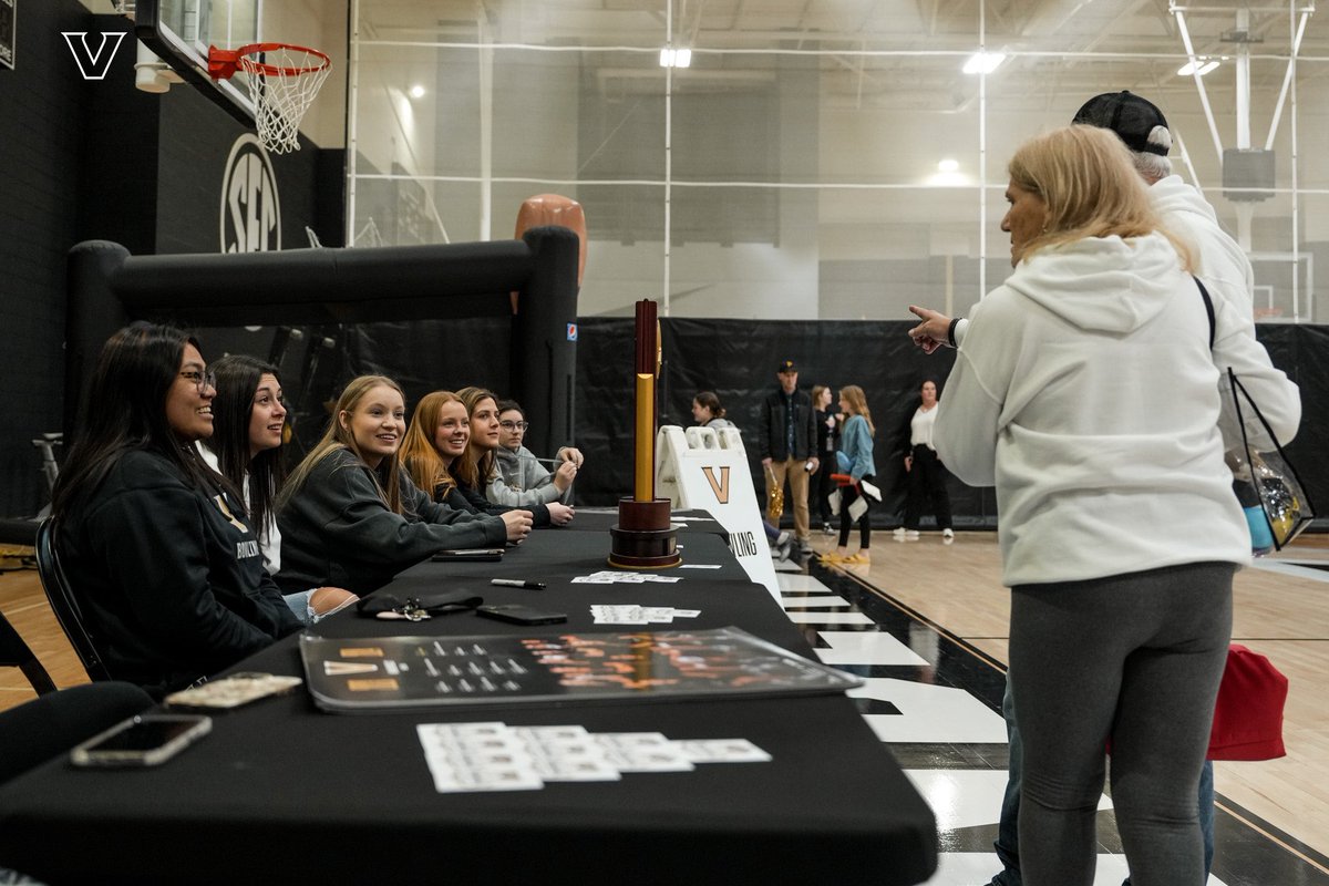Celebrating #NGWSD in Vandyville at tonight's <a href="/VandyWBB/">Vanderbilt WBB</a> game 🎳⚓️

#AnchorDown