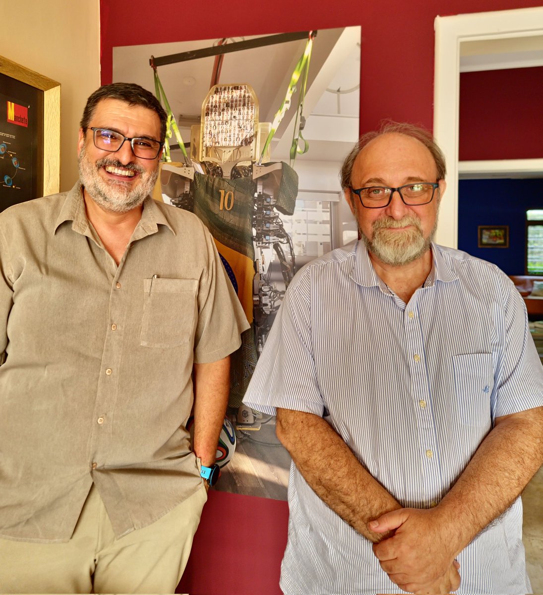prof_afcunha's tweet photo. E não é que eu tive a honra de passar algumas horas ao lado do brilhante Prof. @MiguelNicolelis 

Poder ouvir dele como os experimentos com sensoriamento do cérebro humano evoluiu nos últimos 30 anos em que ele tem conduzido estudos em centros de pesquisas e universidades....... https://t.co/8wAdUswdq8