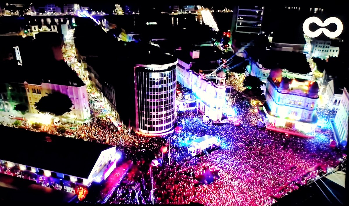 joblustos's tweet photo. E o #Carnaval do #Recife não decepciona...  

E eu só aqui ligadinho... https://t.co/pFqsuQwx3x